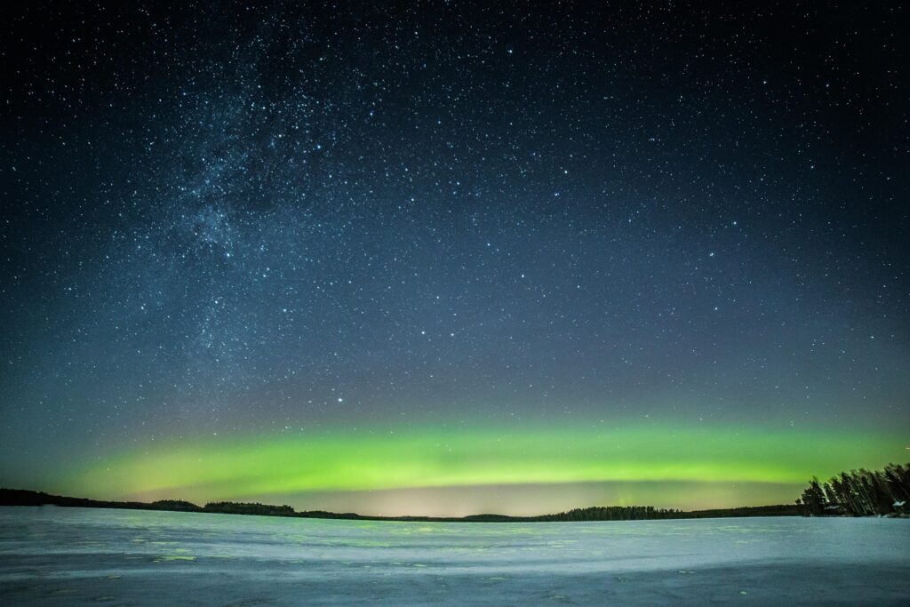 Finlandia zorza polarna 4K nikoniinivirta-sky